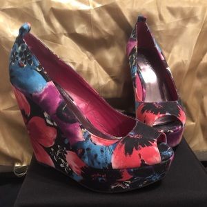 Floral print wedges